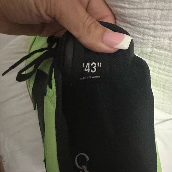 Off-White Neon Green and Black Men's Shoes - Picture 5 of 5